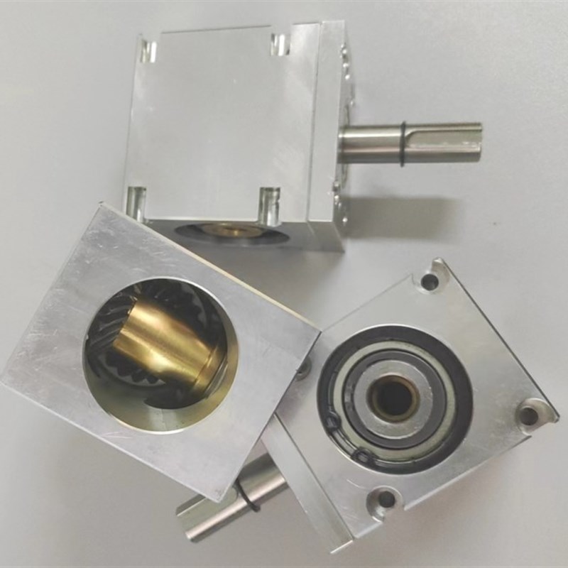 小型减速机90度螺旋伞齿轮直角换向转角器速比1:1升降调节齿轮箱