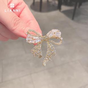 气质蝴蝶结西装 新款 百搭衣服别针胸花防走光扣女锆石胸针