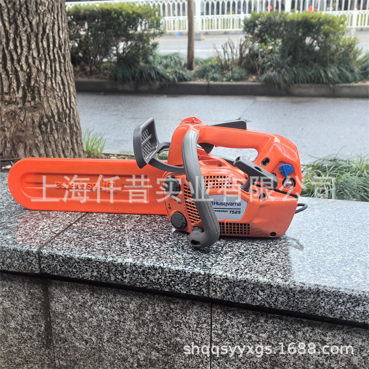 瑞典富世华T525单手油锯修枝