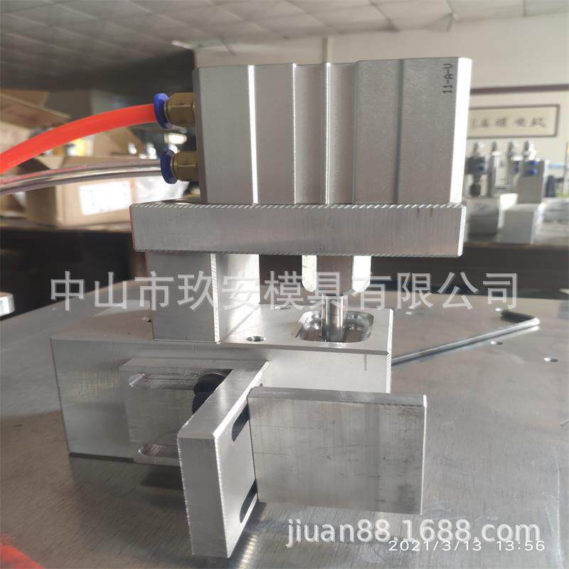 广东玖安模具供应带定位脚踏开关手动25x6x9飞机孔挂孔气动冲孔模