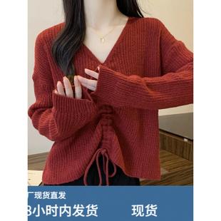 红色v领针织毛衣的妇女在早秋加尺寸胖毫米与苗条拉绳底衬衫短上