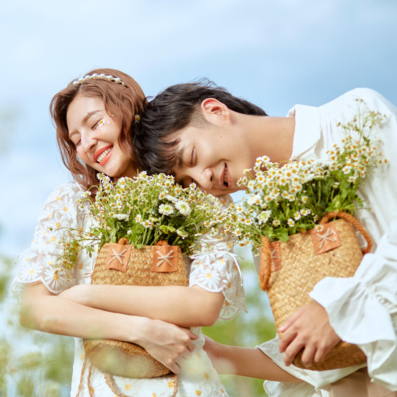 新款影楼婚纱照摄影道具抱篓欧式复古外景拍照情侣背篓摆件画架