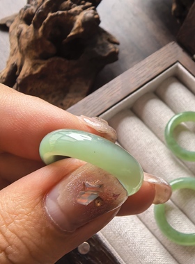 天然和田玉碧玉粉绿花猫戒指包容针尖矿点猫眼纹内壁小坑