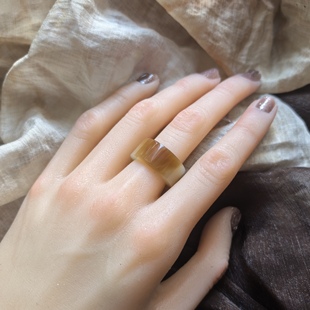 和田玉新疆且末糖白直切戒指内径16.1宽9.8厚3.7平时10码包容草花