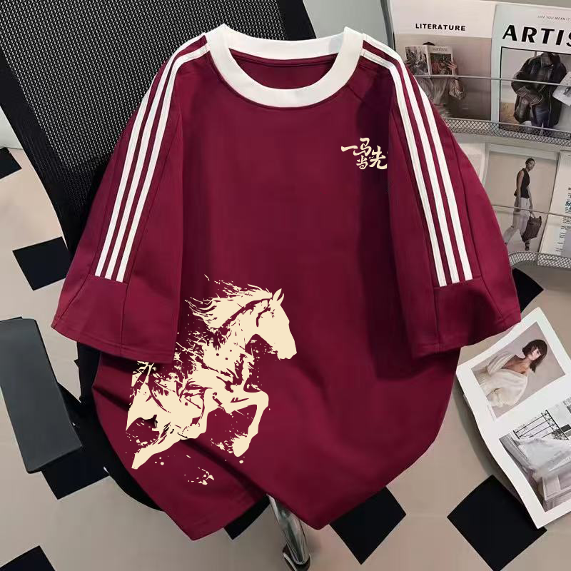 酒红美式高街三条杠一马当先短袖t恤2026新款夏季宽松设计感上衣,女装/女士精品,T恤,淘宝优惠券,粉丝福利购,淘宝优惠卷