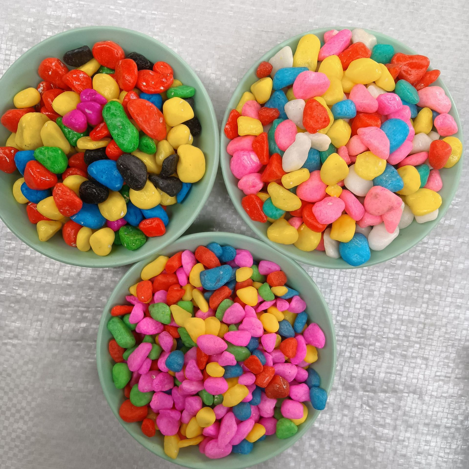 鱼缸装饰彩色鹅卵石七彩石批发
