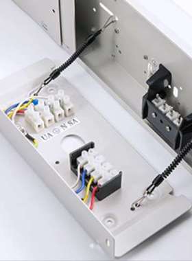 白色涂层钢体和高强度钢丝护板LED T8灯管隧道灯具