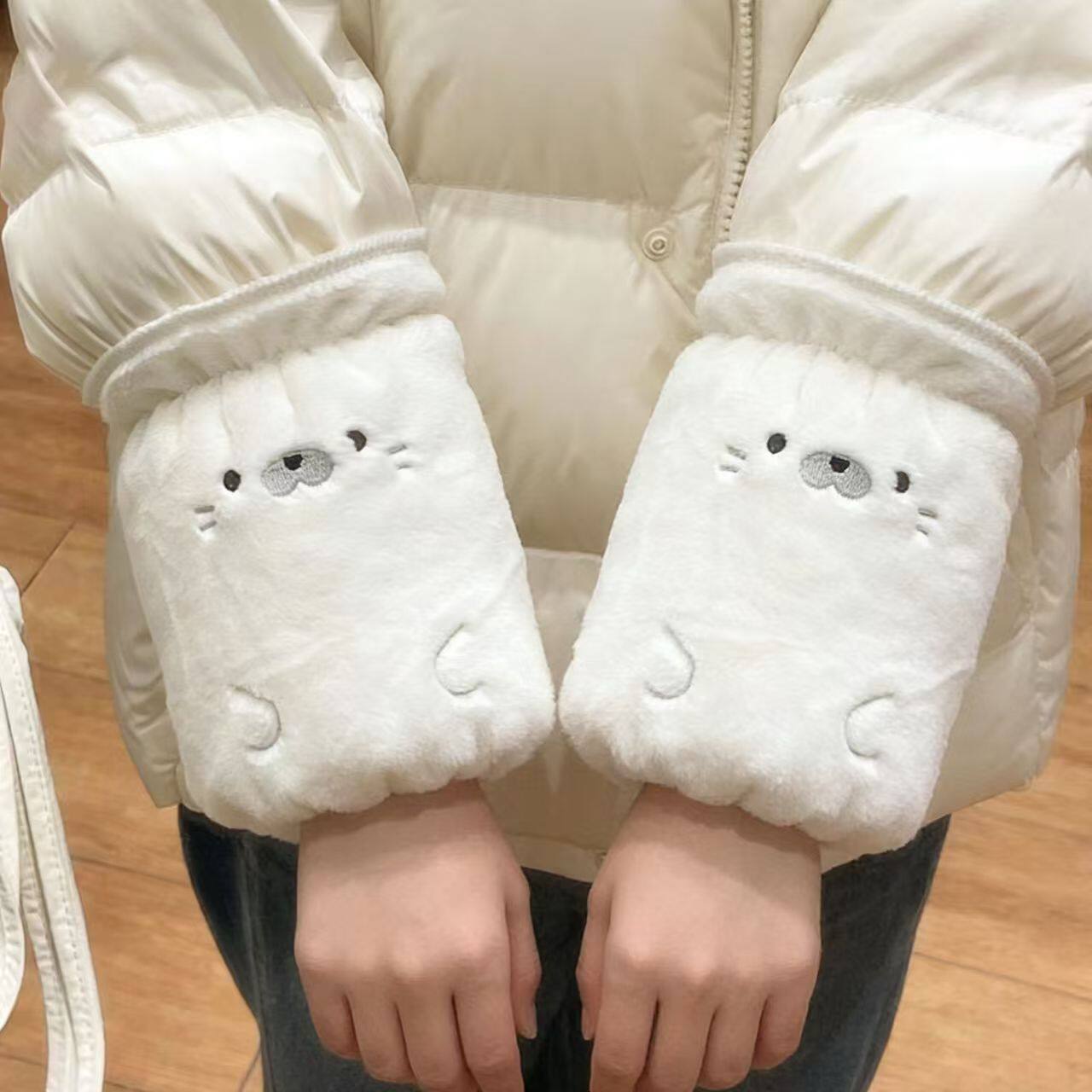 可爱卡通海豹袖套秋冬女款羽绒服办公室防脏护袖工作毛绒袖头套袖