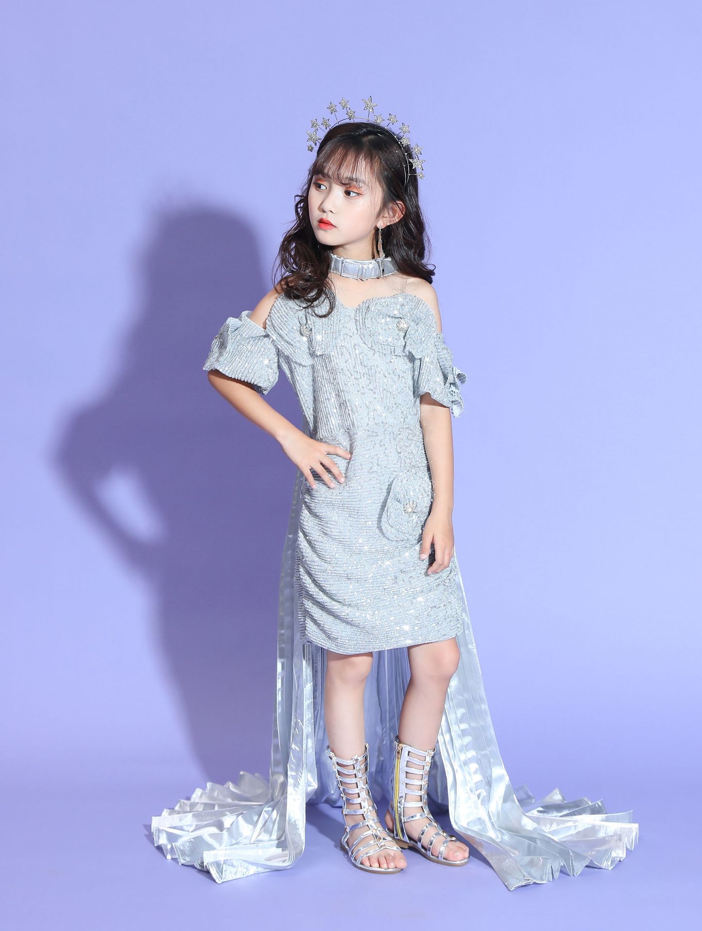 女童银色T台走秀未来科技感仙境传说儿童元宇宙模特比赛战队车模