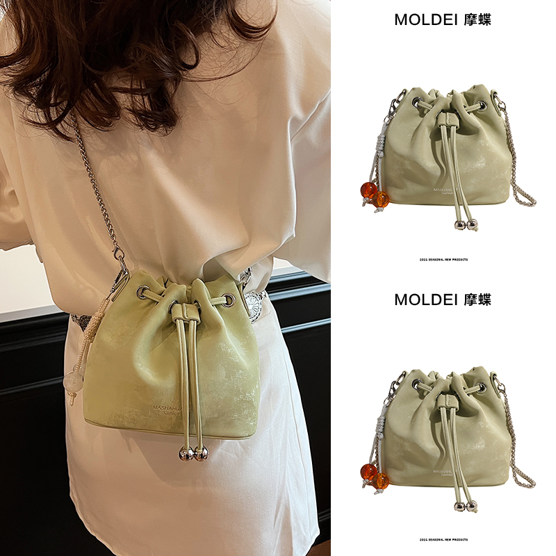 秋季冬季大容量通勤水桶包包女2024新款清新绿色水桶包百搭链条包