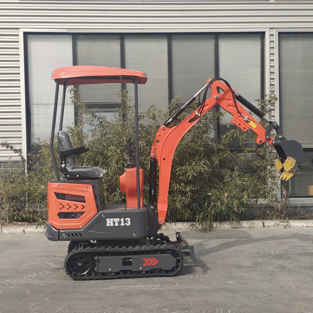 跨境出口1.3吨先导China Excavator 出口法国迷你挖机花园挖沟用