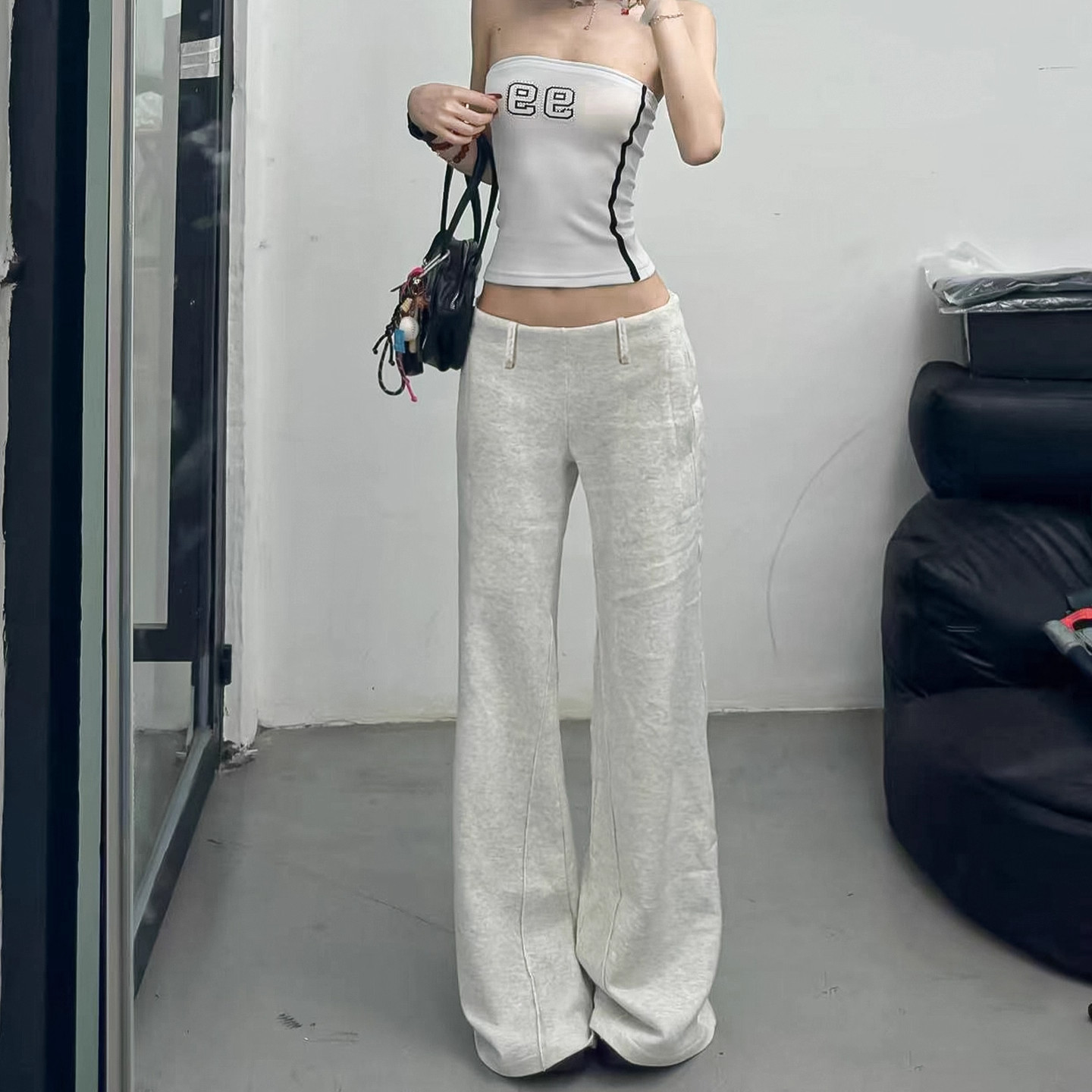 美式白灰色低腰运动裤女秋季2025新款喇叭裤休闲窄版阔腿微喇卫裤
