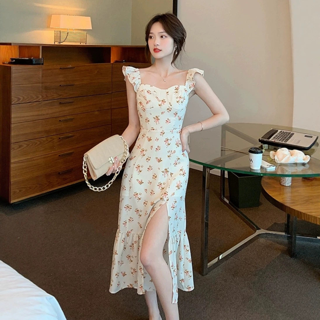 三亚海边度假仙女沙滩裙法式绝美感小飞袖方领碎花连衣裙女夏