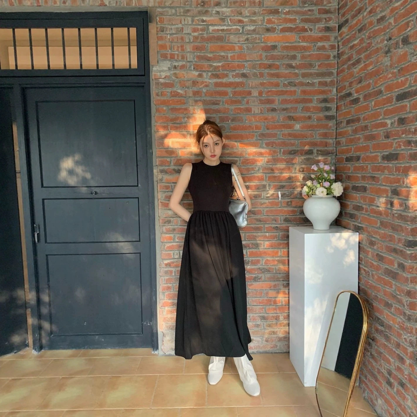 黑色圆领无袖法式复古超仙过膝连衣裙女春季设计感镂空露背长裙子