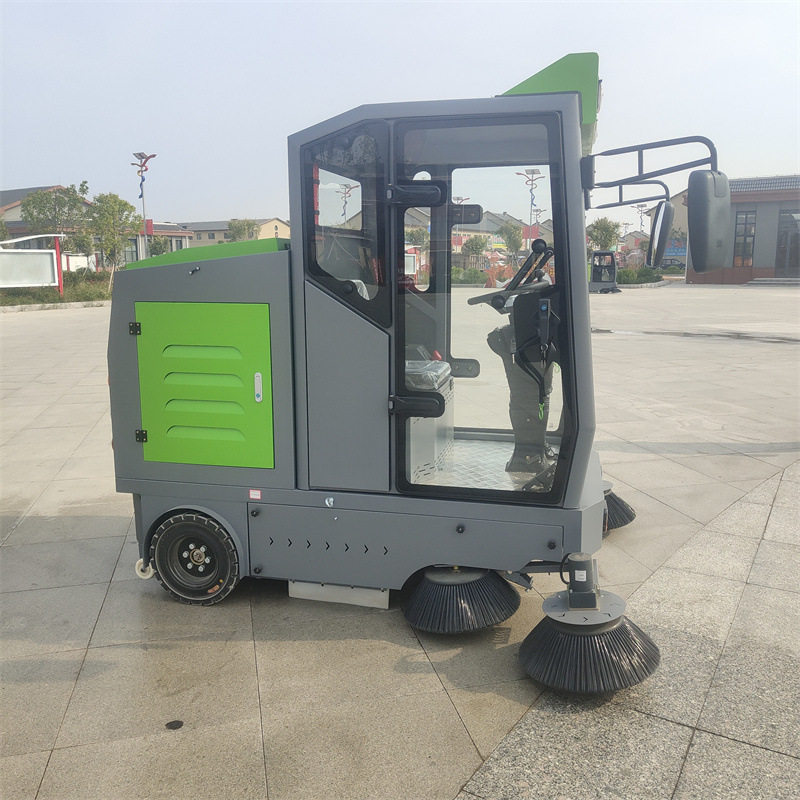 全封闭驾驶式扫路车小型电动道路扫地机 新能源吸尘雾炮扫地车