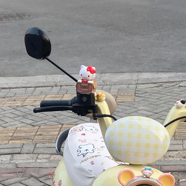 三轮车汽车卡通太阳能电动车装饰品台摆件哈喽Kitty中控摇头可爱
