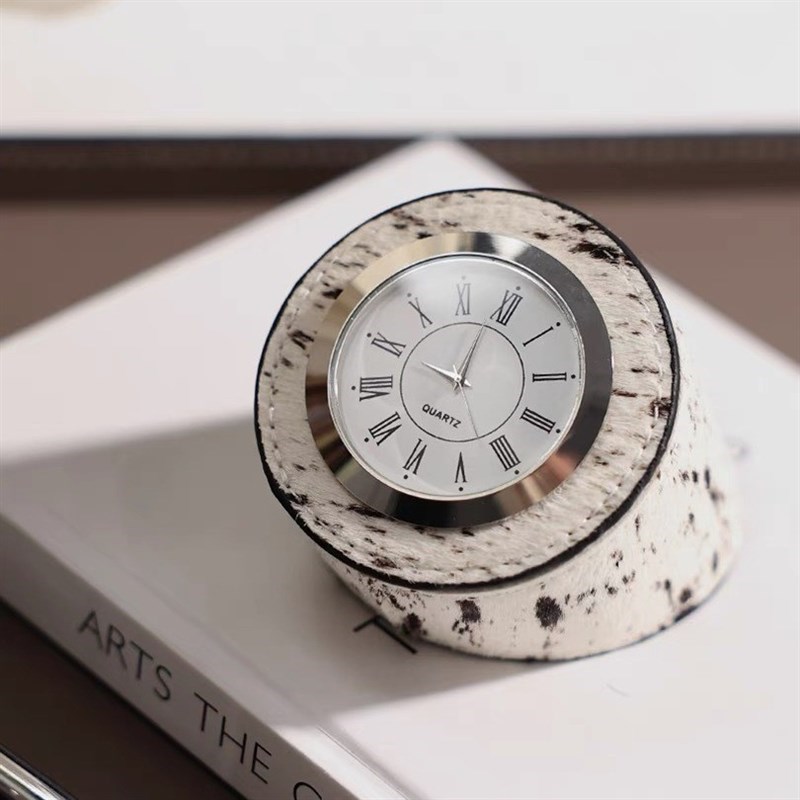 北欧风格马毛创意时钟摆件轻奢客厅书房梳妆台卧室U床X头柜座钟装