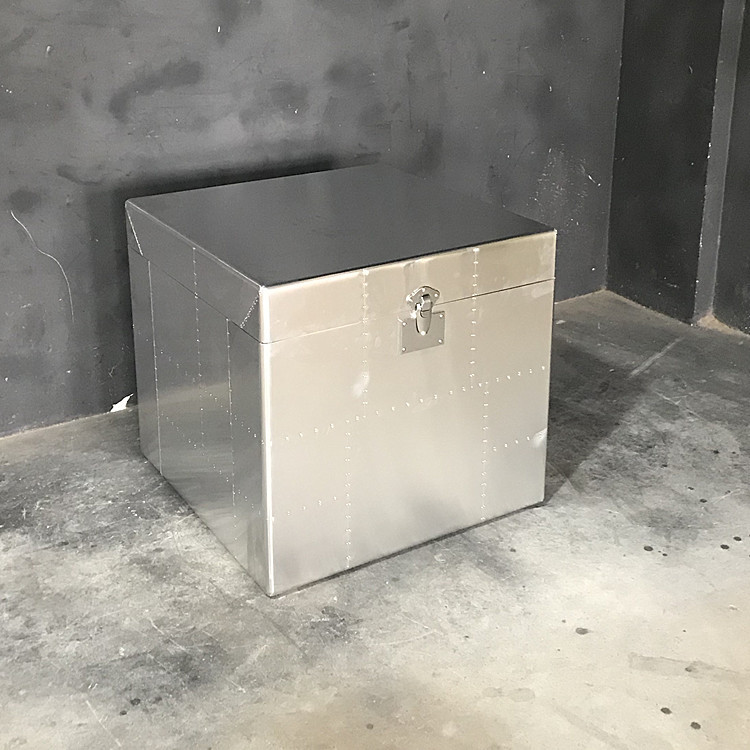 loft工业风铝皮铆钉收纳边几