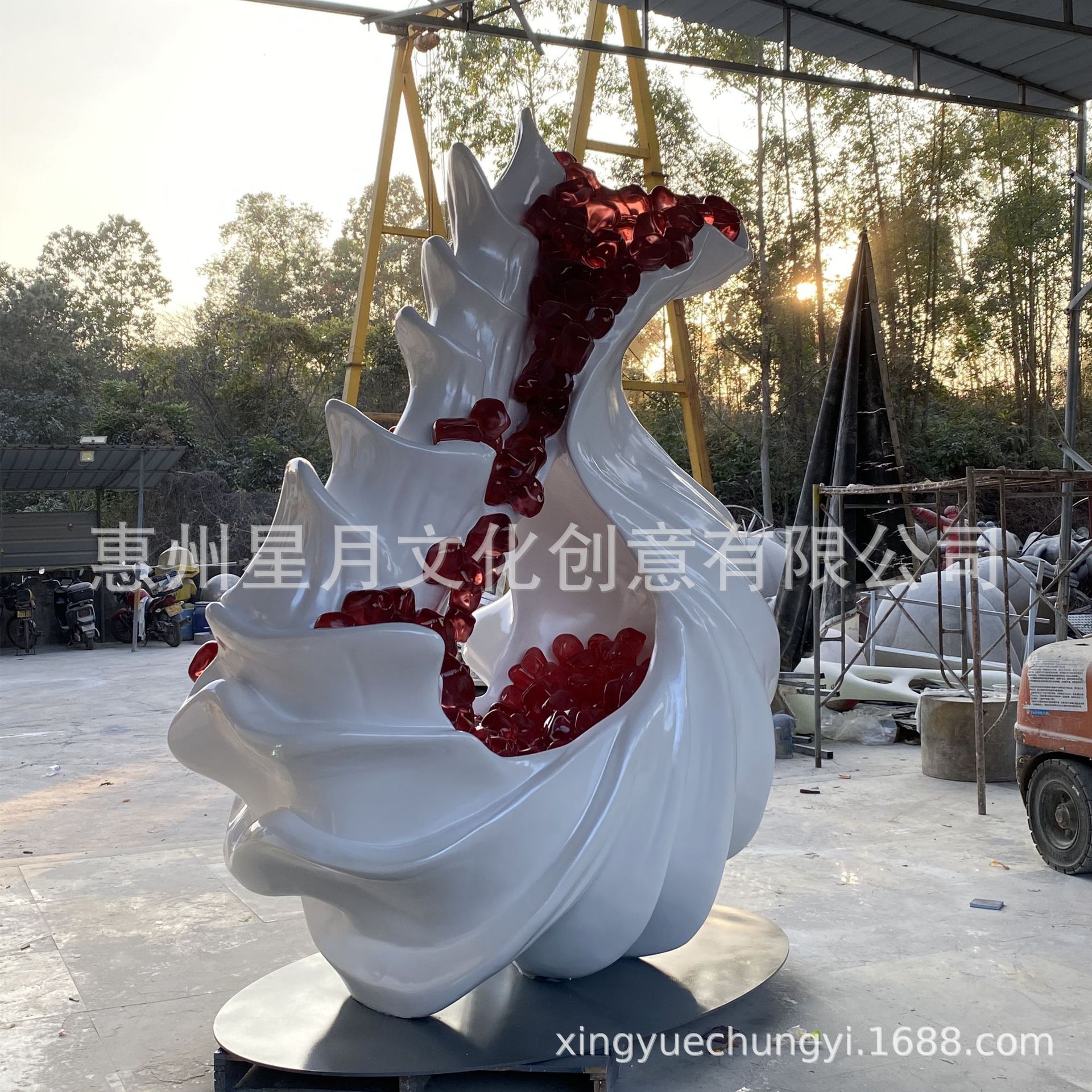 玻璃钢透明石榴籽艺术装置雕