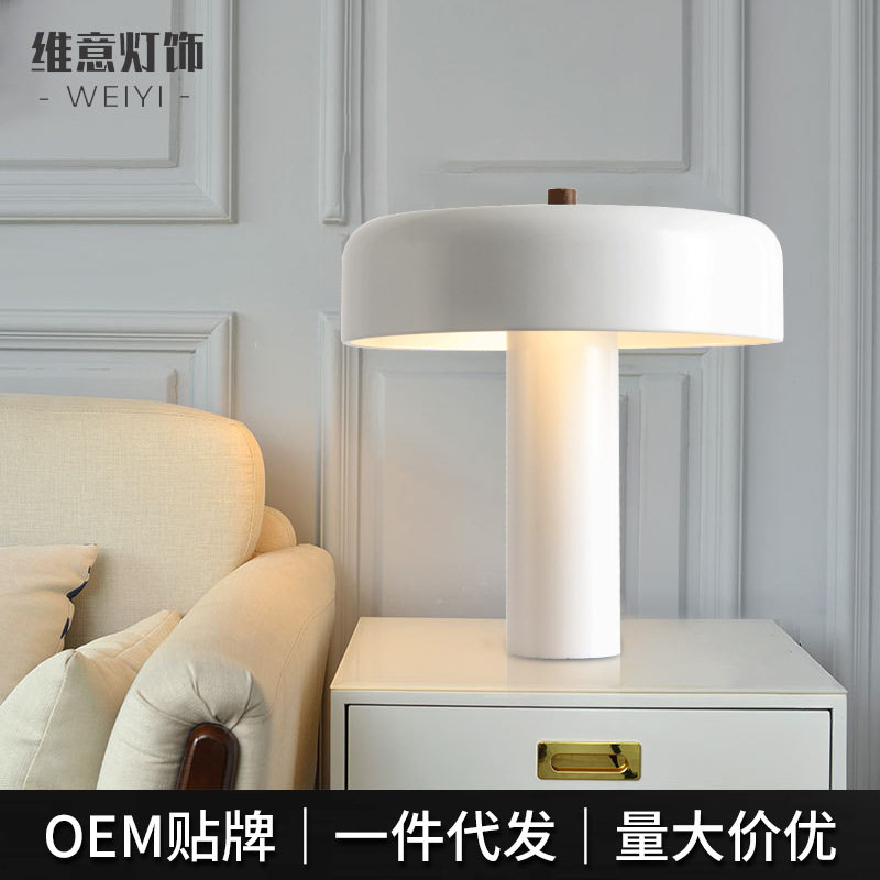 五金北欧简约台灯三色设计师卧室床头灯玻璃创意电镀装饰高级台灯