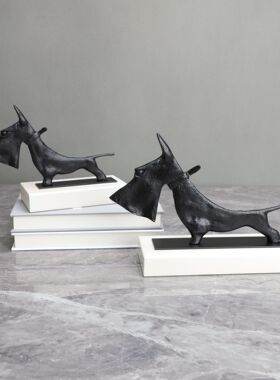 现代简约铸铁黑色刀刀狗样板房售楼部卧室客厅书房桌面饰品摆件