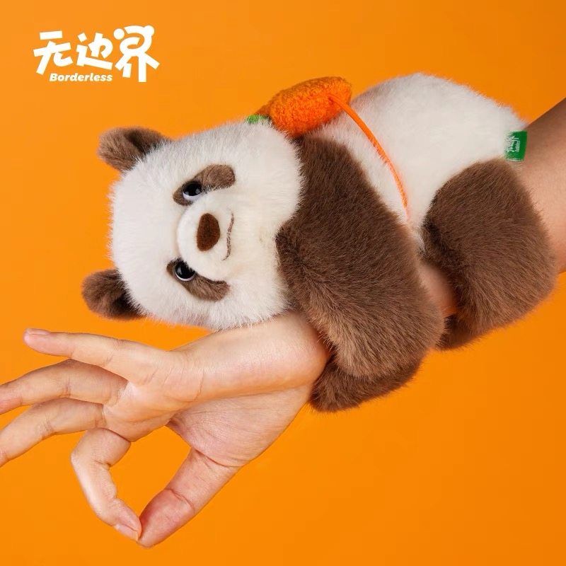 正品无边界七宝抱手熊猫公仔同款