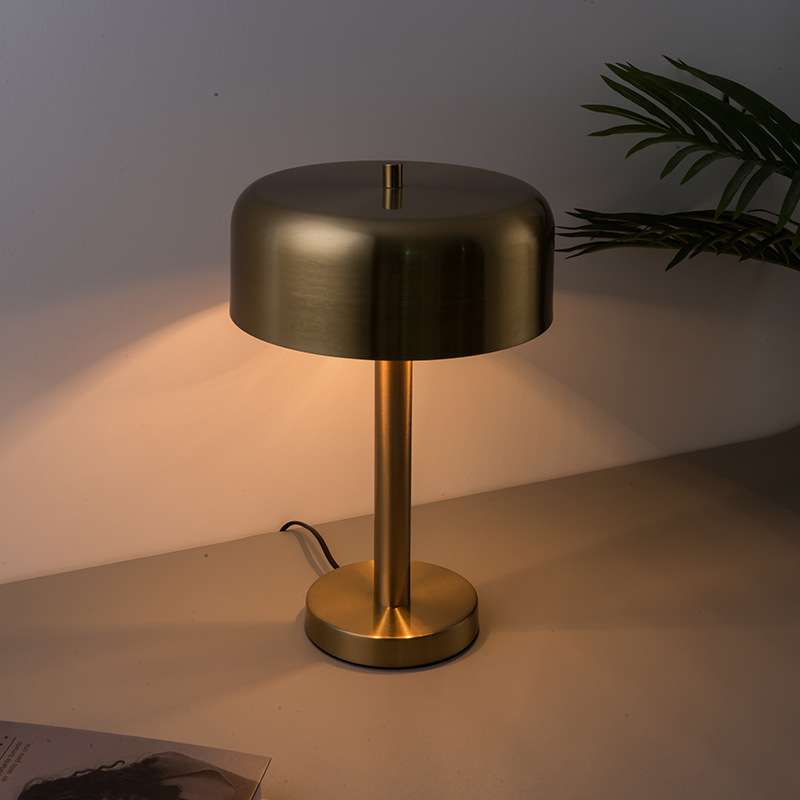 北欧铁艺简约落地灯金色卧室客房落地台灯外贸出口LED床头台灯