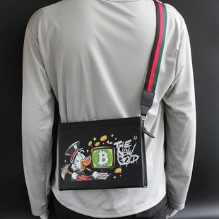 暴富钱袋子 手拿+斜挎包涂鸦多功能硬皮定型包 10寸卡通个性男包
