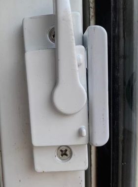 月牙锁搭扣移门白色铝合金推拉平塑门窗锁扣勾窗户锁门锁面老式钢