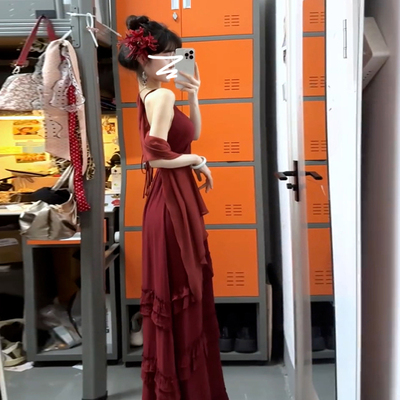 开春气质穿法式红色吊带搭连衣裙子女夏季2025春季新款高级感长裙