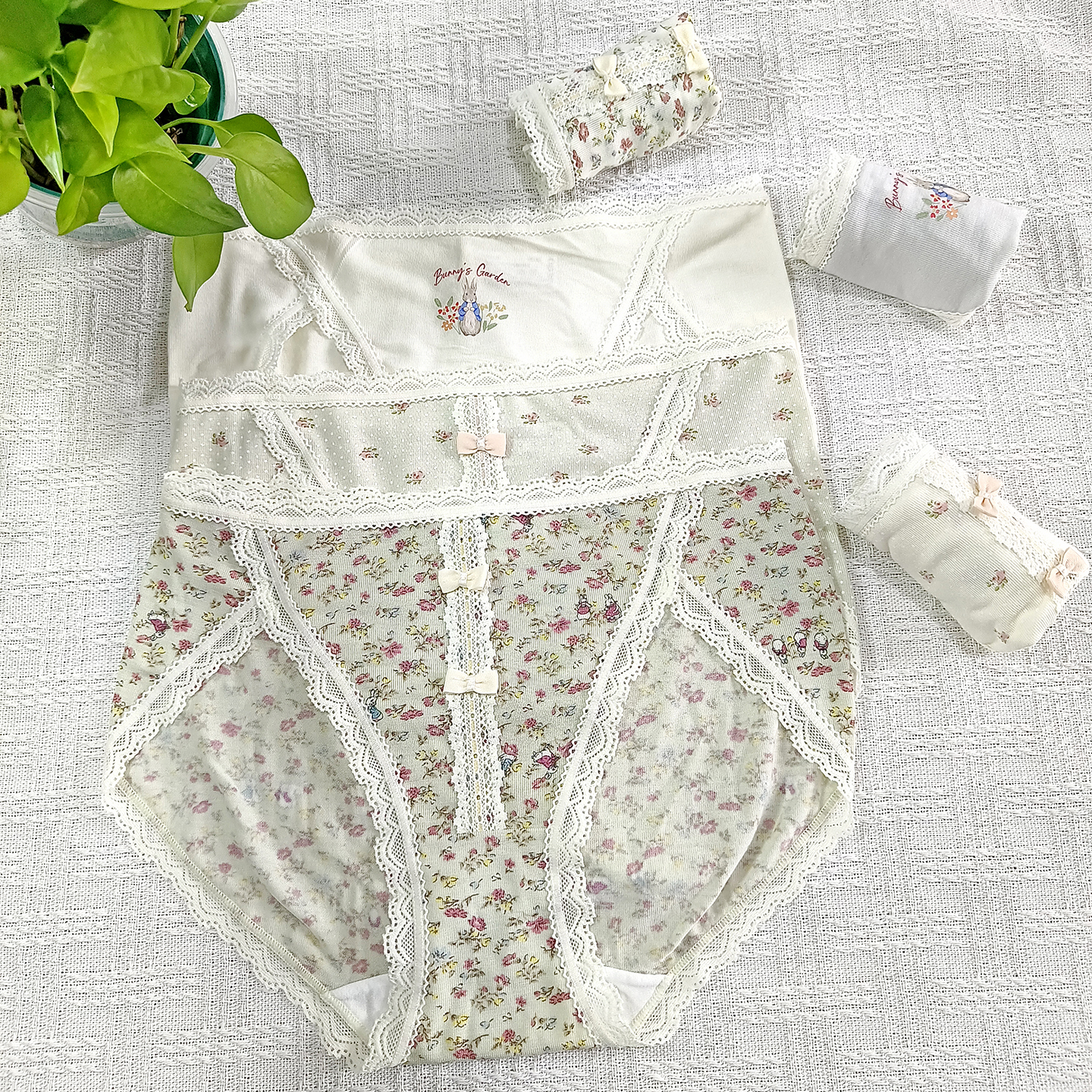 秘语内裤女邦妮来信无痕抗菌蕾丝边中腰碎花高开叉三角短裤62114