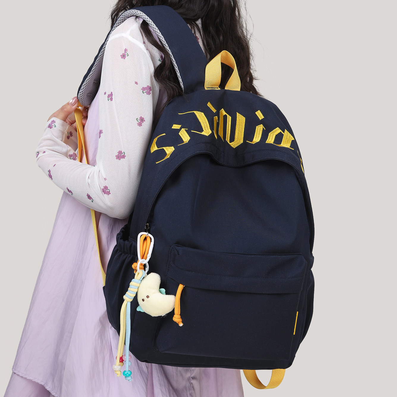 美式字母印花双肩包女生书包大容量高颜值初中生百搭轻便学生背包