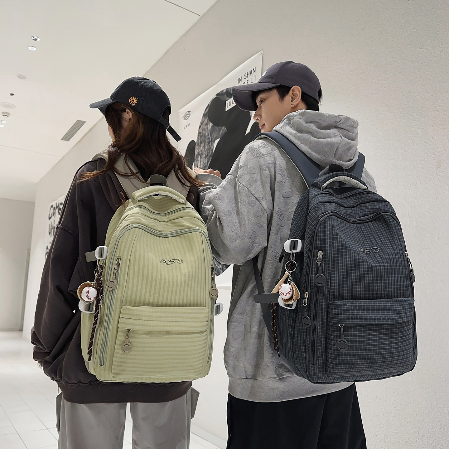 初中生书包女新款轻便大容量旅行背包男小学生高中减负护脊双肩包