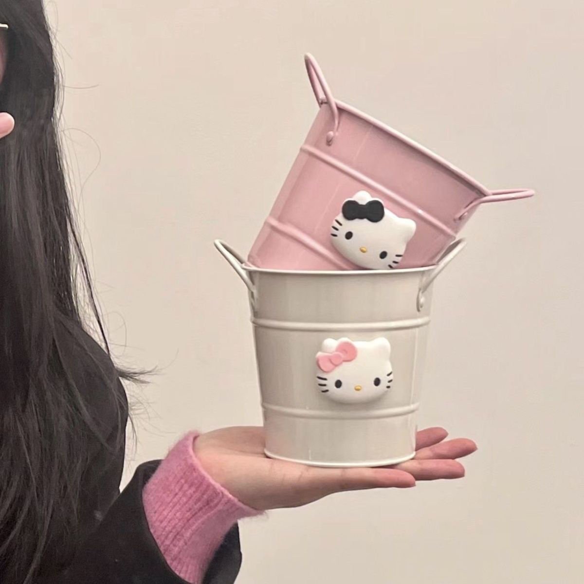 ins可爱少女心凯蒂猫桌面收纳桶大容量小众新款化妆品收纳筒笔筒简约化妆桶办公室学生宿舍