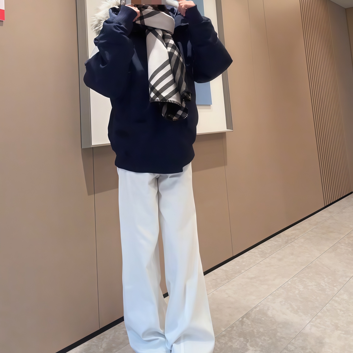 白色低腰加长喇叭牛仔裤女