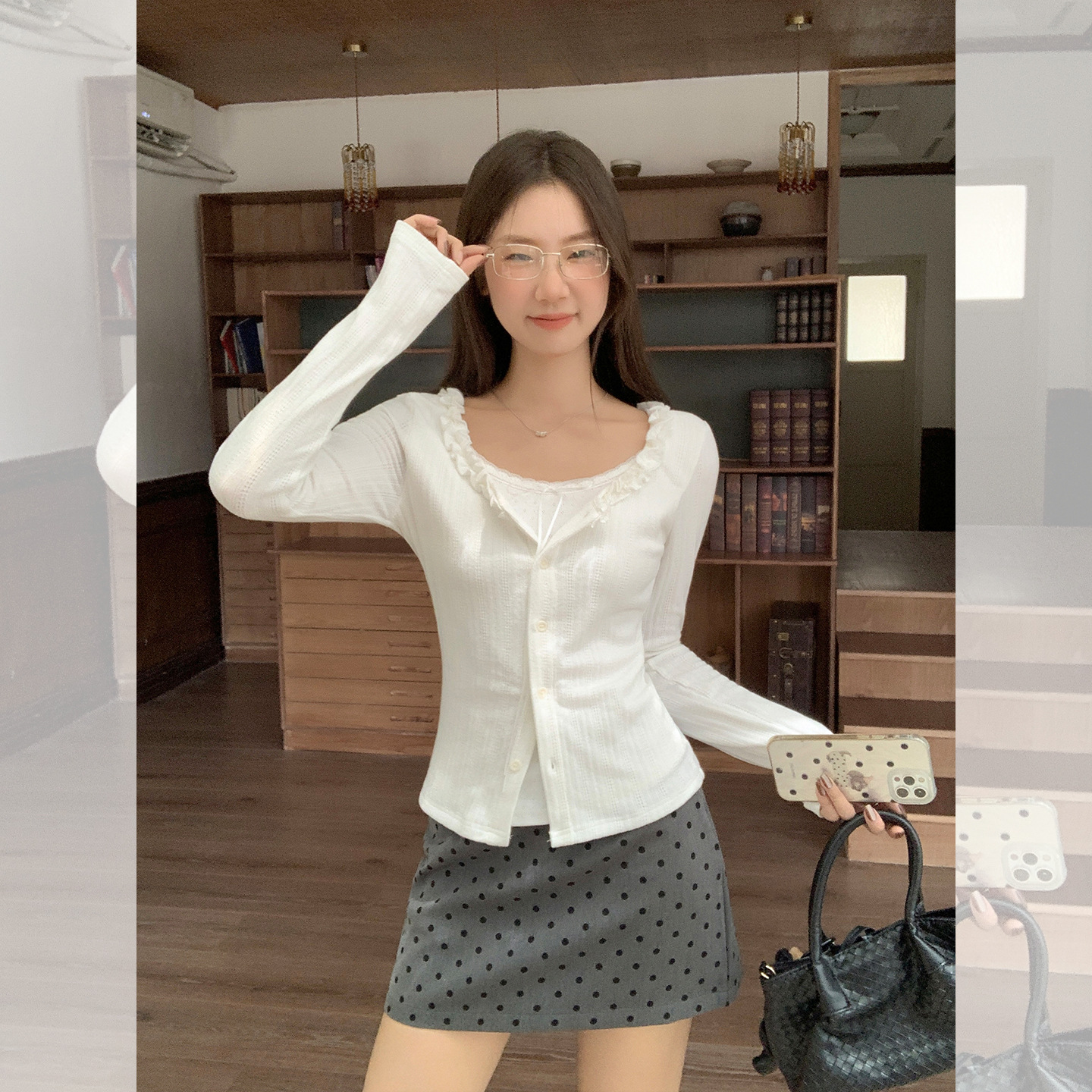 白色木耳边蕾丝圆领假两