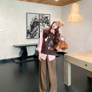 咖色涂鸦刺绣针织马甲女秋冬美拉德复古减龄圆领无袖叠穿毛衣背心