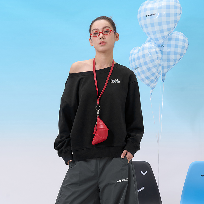 iSaluteU 斜领单侧露肩字母刺绣长袖卫衣春季新款基础慵懒风上衣