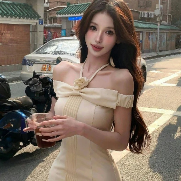 辣妹挂脖一字肩设计感花朵修身收腰短裙女夏季新款显瘦包臀连衣裙