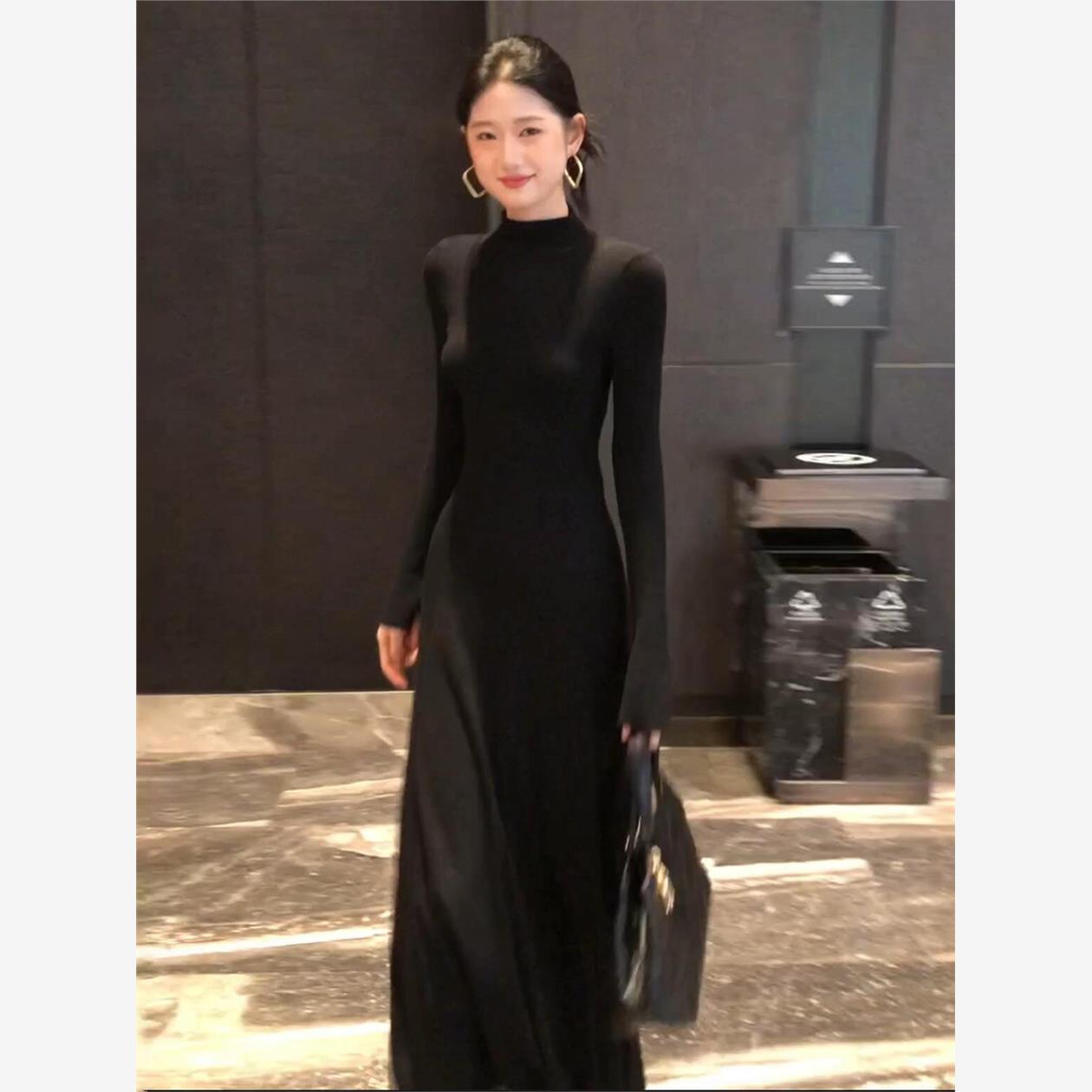 法式高级感黑色长袖连衣裙2025秋季新款修身显瘦半高领打底针织裙