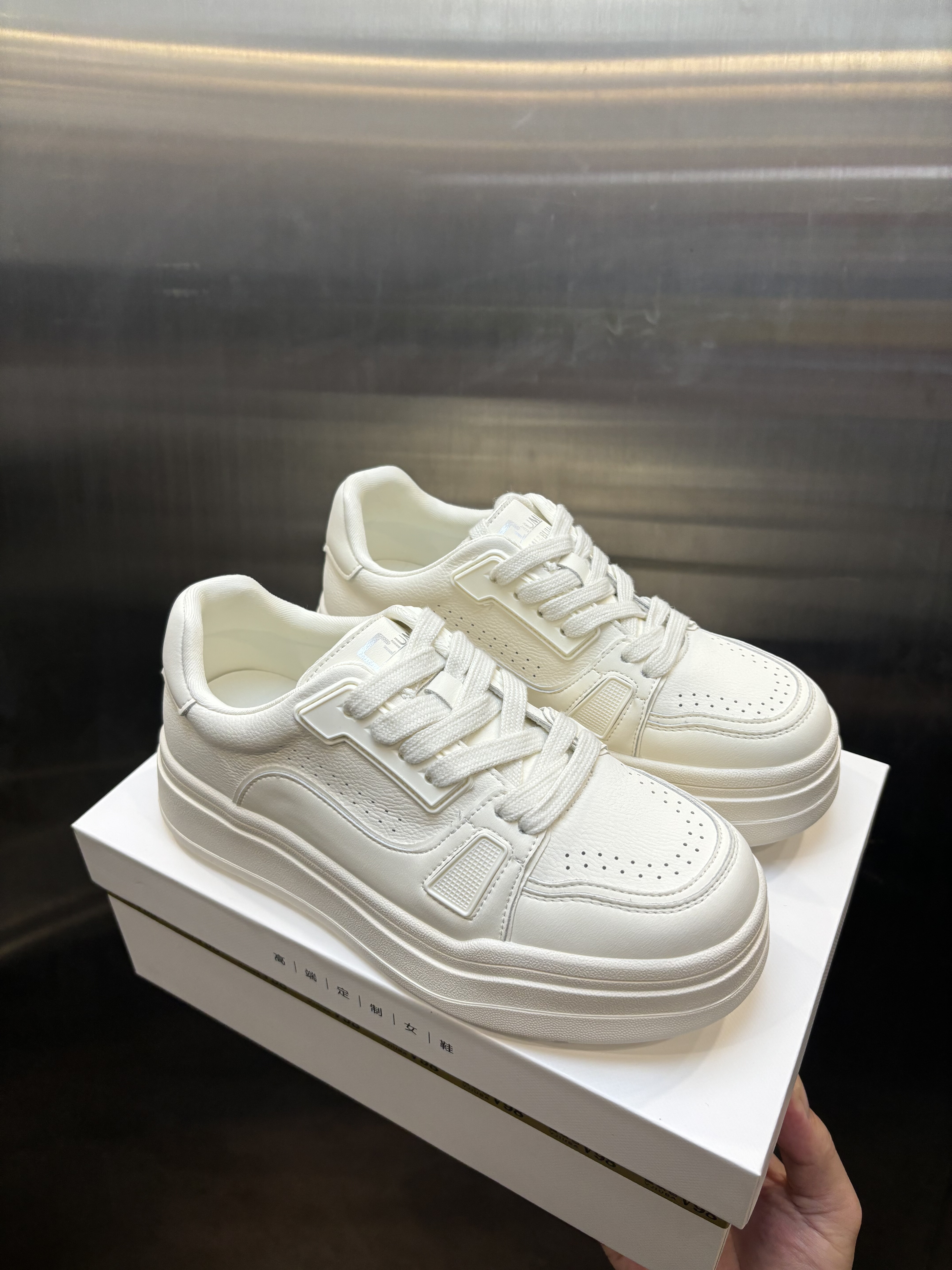 欧洲站小白鞋女2026春季新款百搭舒适系带简约学院风休闲厚底板鞋