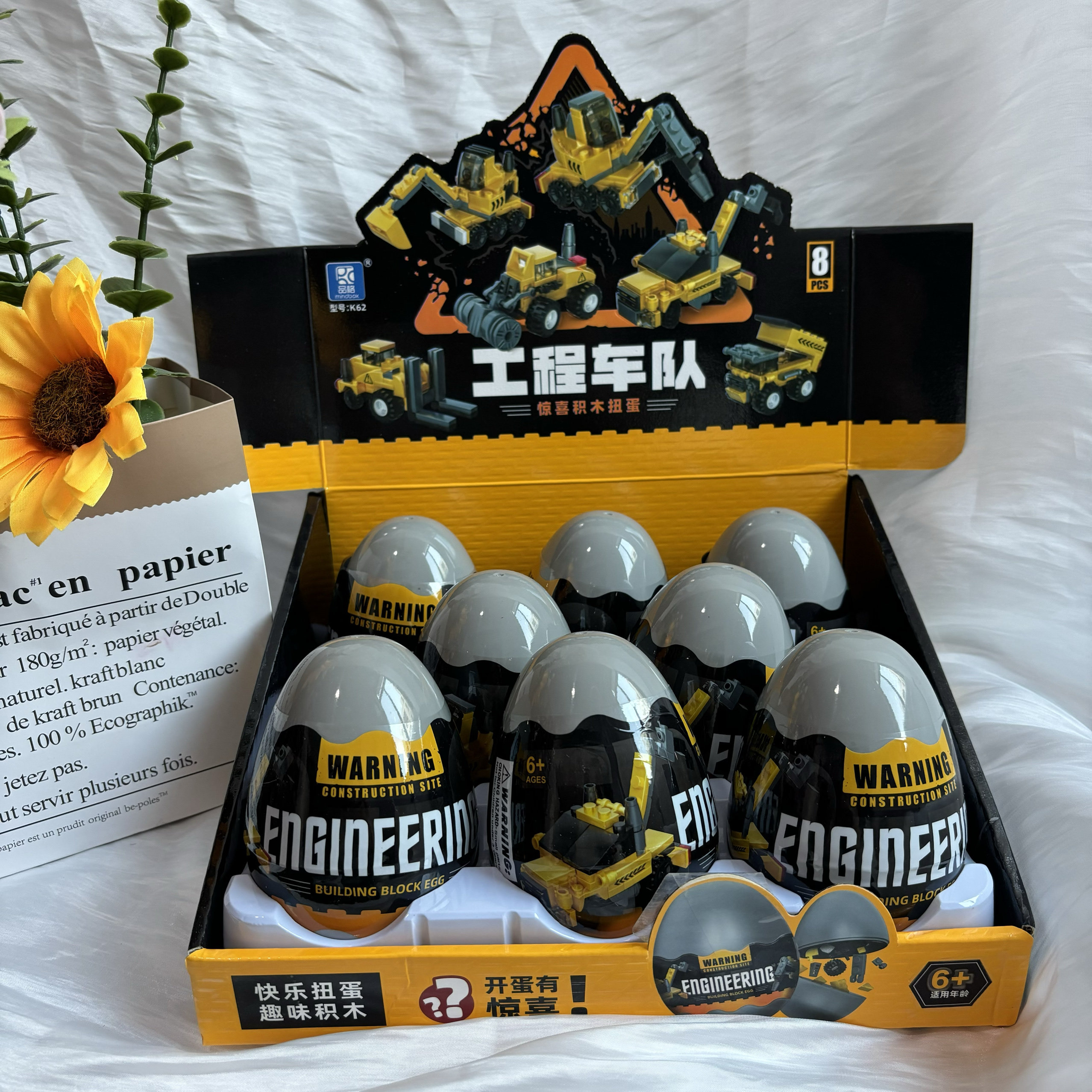 跨境热卖扭蛋惊喜车卡通工程车奇趣蛋车子模型摆件儿童玩具可8合1