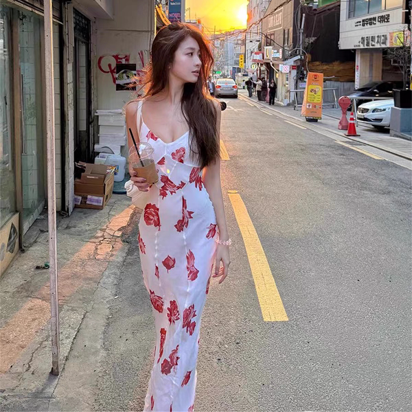原创设计夏2026V领复古Realisa真丝白色玫瑰印花吊带长裙度假风