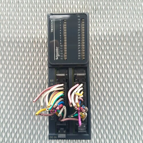 议价施耐德PLC扩展模块，TM3DI32K模块。底部破损图3。
