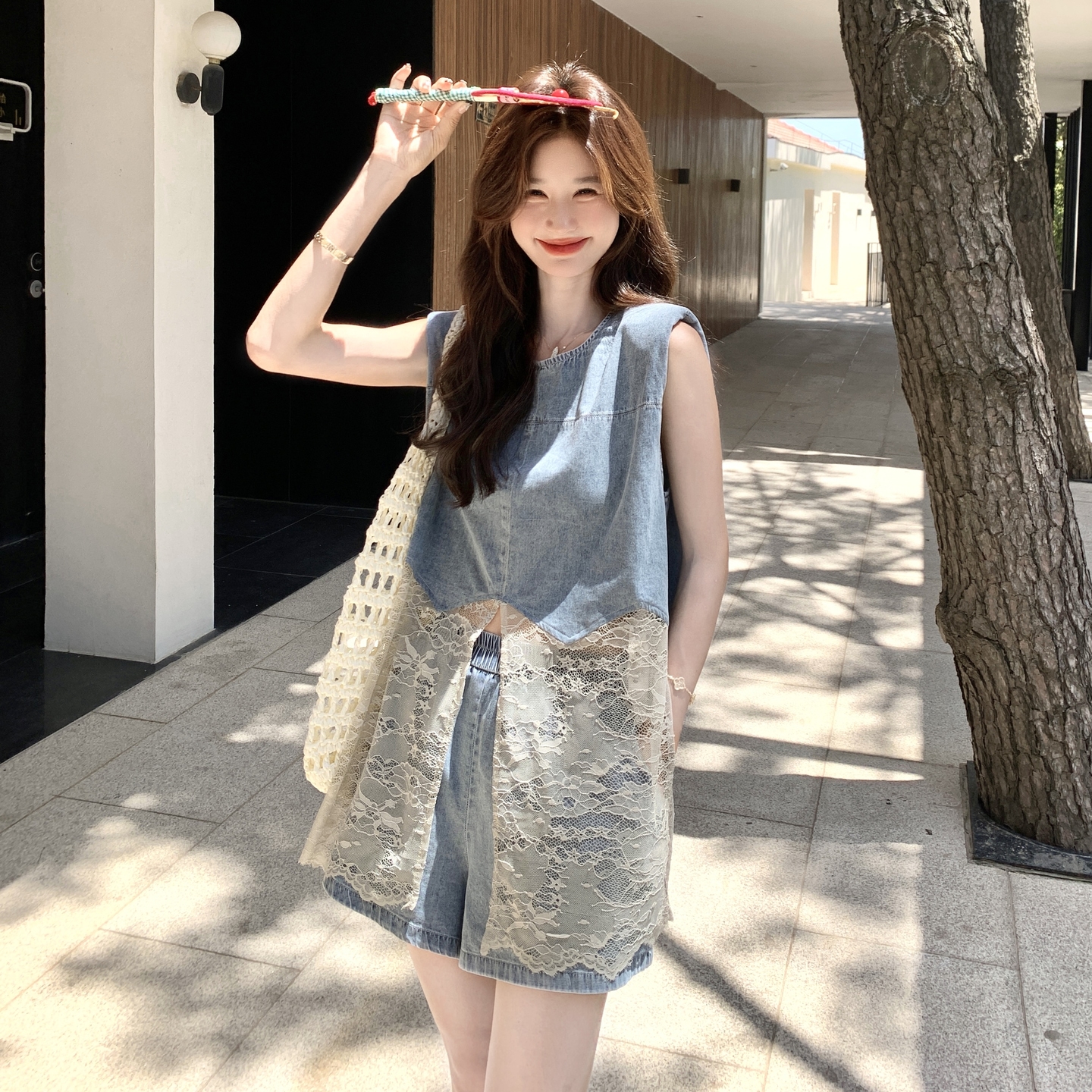 蓝色牛仔套装女夏新2025款休闲小众设计感蕾丝拼接马甲短裤两件套