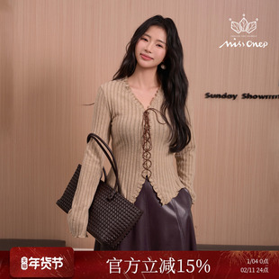 Missonep蝉【千织沁】复古感V领前襟系带设计木耳边针织衫女冬季