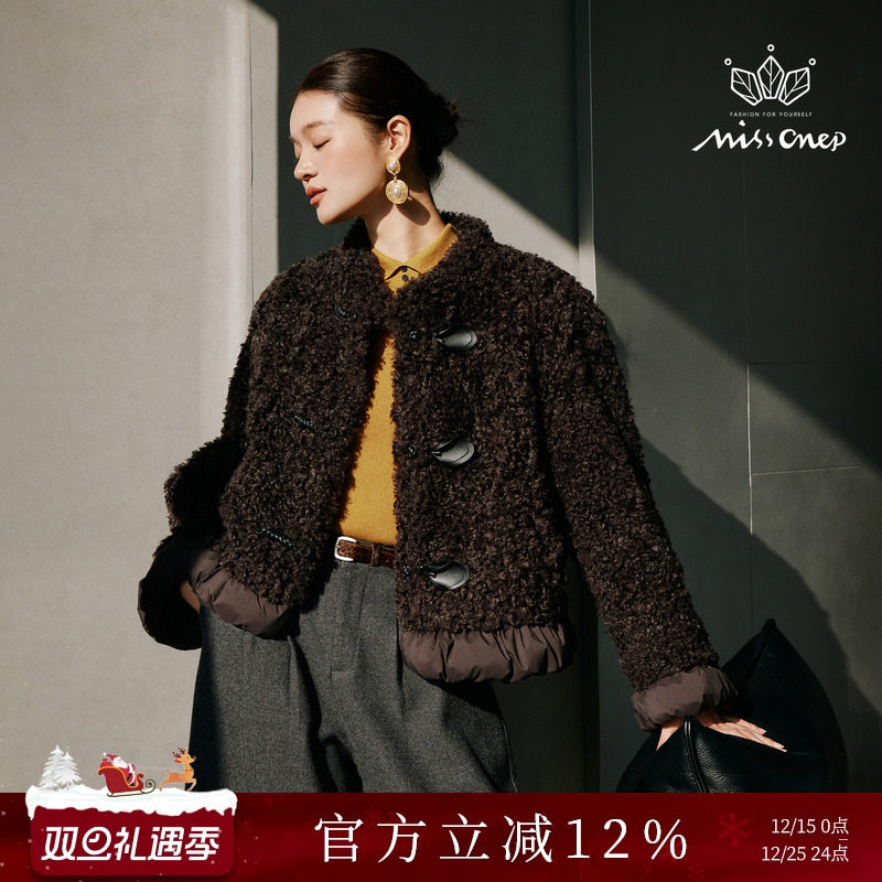 深棕色环保羊羔毛牛角扣短外套