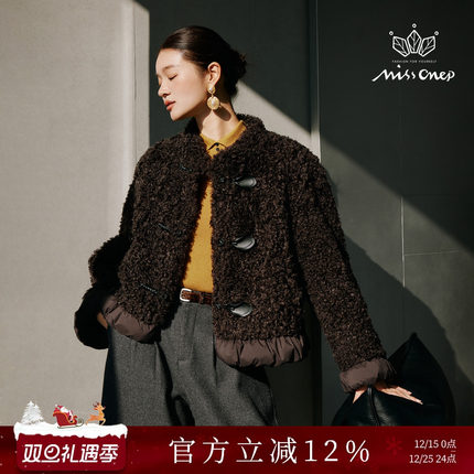 Missonep逸【洛佳人】复古风深棕色环保羊羔毛牛角扣短外套冬季