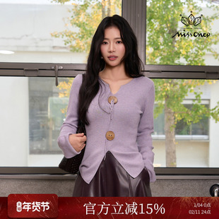 Missonep蝉【千织沁】复古浅紫V领木质纽扣抽绳设计针织衫女冬季