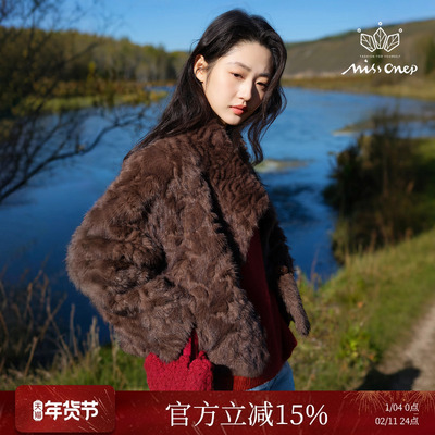 棕色毛绒立领配木质纽扣短外套